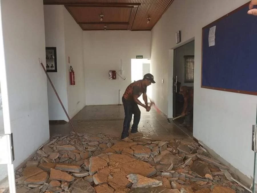 CÃÂ¢mara de Alvorada realiza reforma sem obedecer ÃÂ  lei de licitaÃÂ§ÃÂ£o; PopulaÃÂ§ÃÂ£o reclama