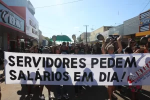Categoria de servidores da saÃÂºde de Colinas do Tocantins realiza manifestaÃÂ§ÃÂ£o para cobrar pendÃªncias do PCCR e tambÃÂ©m direitos