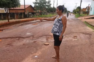 Moradora reclama na demora do serviÃÂ§o de tapa buraco no Bairro Araguaia 2