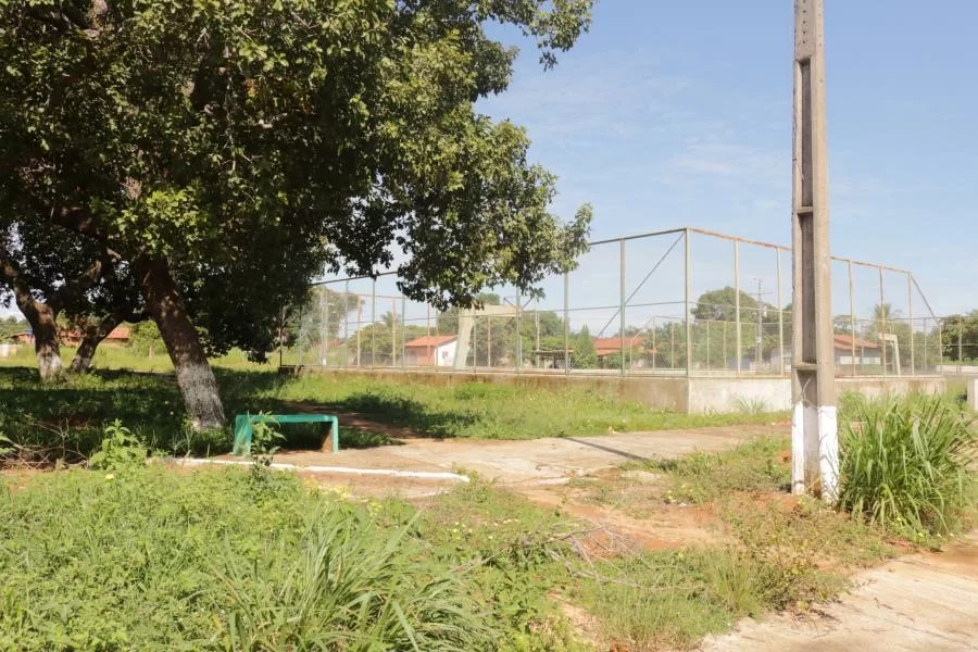 Moradores reclamam de descaso com praÃÂ§a principal de setor em Colinas