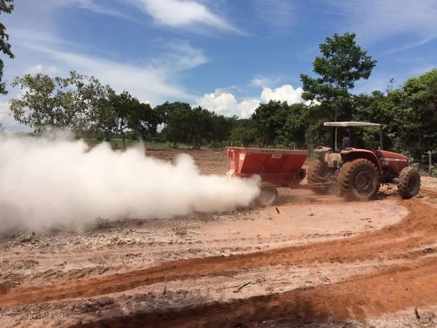 Mais de 1,2 tonelada de calcÃÂ¡rio ÃÂ© distribuÃÂ­da para melhoria da Agricultura Familiar de Palmas