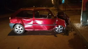 Condutor embriagado se envolve em acidente em GuaraÃÂ­