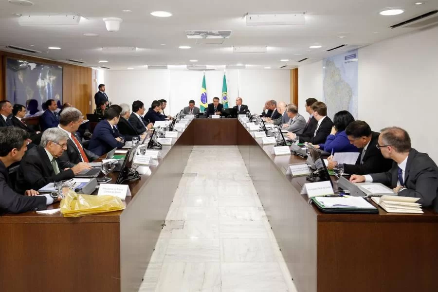 Presidente Jair Messias Bolsonaro jÃÂ¡ estÃÂ¡ reunido com os 22 ministros no PalÃÂ¡cio do Planalto onde deverÃÂ¡ assinar decreto do posse de armas de fogo