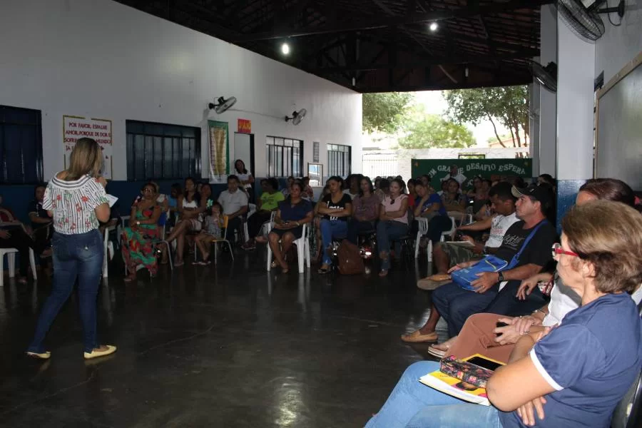Educadores de GuaraÃÂ­ deliberam por permanecer em Estado de Greve