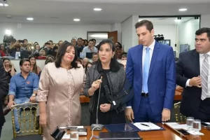 ApÃÂ³s tomar posse, AmÃÂ¡lia Santana ÃÂ© eleita quarta secretÃÂ¡ria na nova mesa diretora da Assembleia