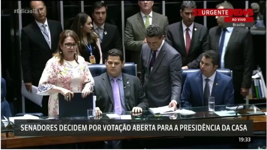 Katia Abreu protagoniza "tensÃÂ£o" em votaÃÂ§ÃÂ£o para escolha de voto aberto no Senado