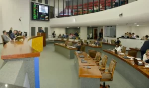 AssemblÃÂ©ia corta 360 cargos comissionados e prevÃª economia de R$ 500 mi