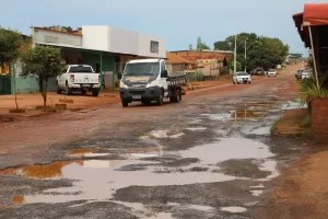 Trecho de Avenida de Colinas continua intrafegÃÂ¡vel; Comerciantes reclamam