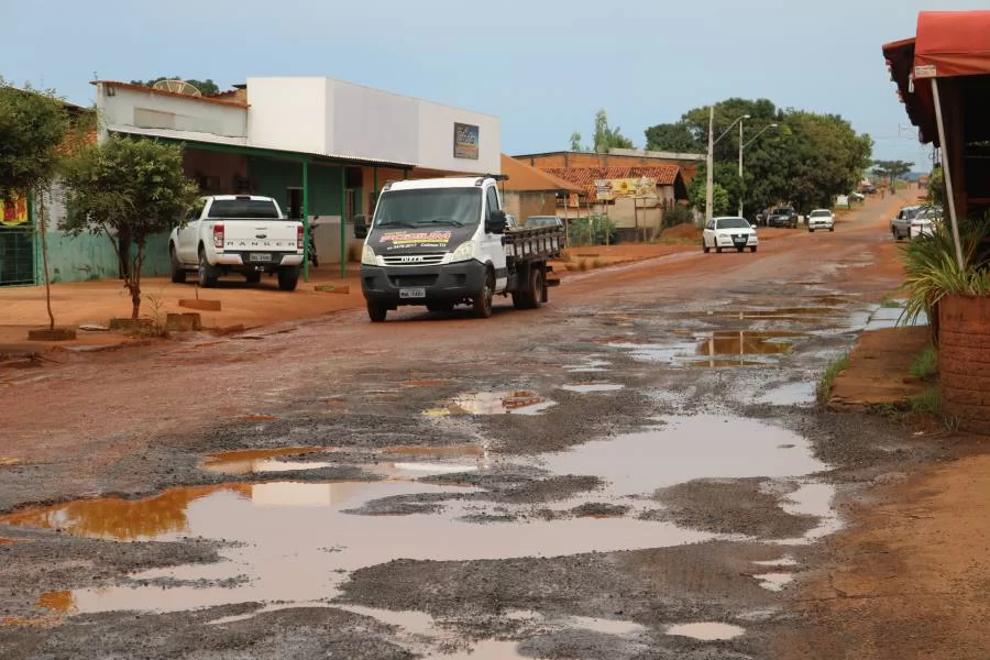Trecho de Avenida de Colinas continua intrafegÃÂ¡vel; Comerciantes reclamam