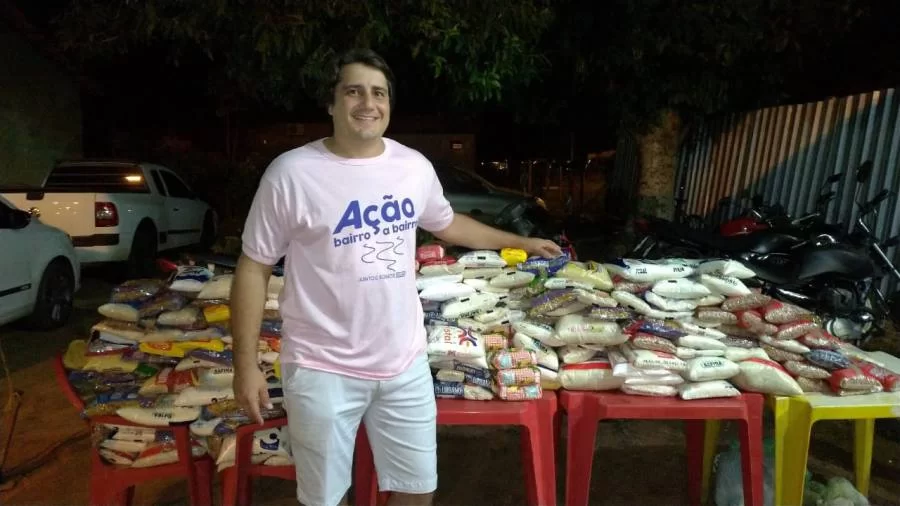 AÃÂ§ÃÂ£o Bairro a Bairro | Eduardo Fortes volta a beneficiar famÃÂ­lias carentes com cestas de alimentos e verduras