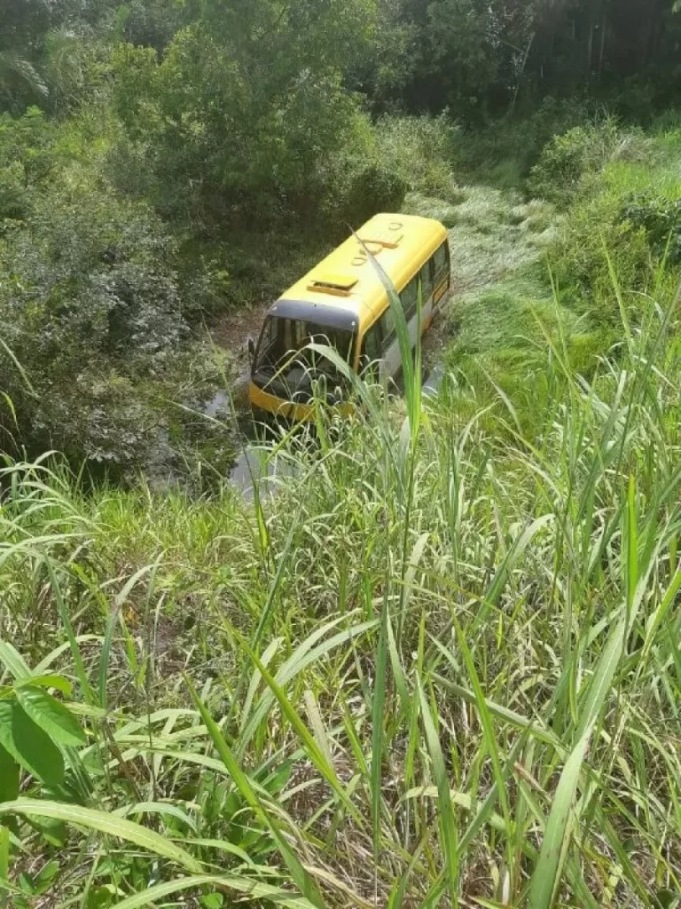 Ãânibus escolar sofre pane e sai da pista em rodovia federal; PRF acompanha o caso