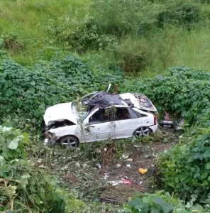 Carro cai em ribanceira apÃÂ³s bater em vaca, trÃªs pessoas ficaram feridas