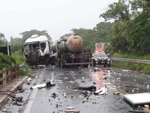 Quatro veÃÂ­culos se envolvem em acidente trÃÂ¡gico em BR prÃÂ³ximo a Colinas do Tocantins, um deles ÃÂ© carro da PM; Cabine cai em rio e homem morre