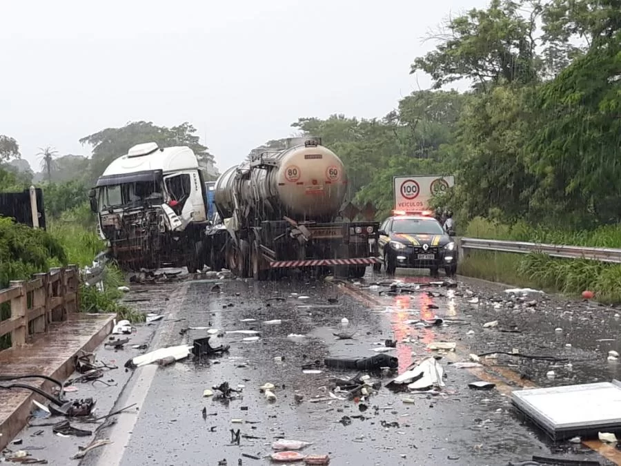 Quatro veÃÂ­culos se envolvem em acidente trÃÂ¡gico em BR prÃÂ³ximo a Colinas do Tocantins, um deles ÃÂ© carro da PM; Cabine cai em rio e homem morre