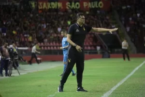 TÃÂ©cnico Claudinei Oliveira elogia organizaÃÂ§ÃÂ£o e maturidade do Sport