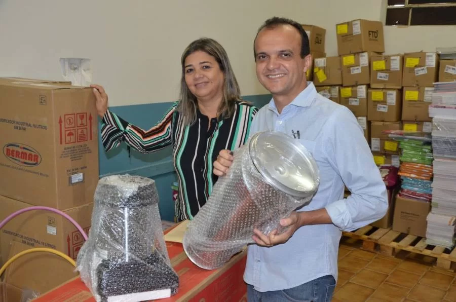 Prefeitura de Porto Nacional entrega mÃÂ³veis, eletrodomÃÂ©sticos e utensÃÂ­lios de cozinha para escolas