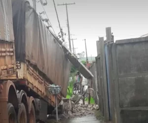 Carreta bate em poste e causa danos materiais em Colinas do Tocantins