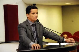 Jorge Frederico acusa Carlesse de perseguiÃÂ§ÃÂ£o contra estudantes estagiÃÂ¡rios em AraguaÃÂ­na