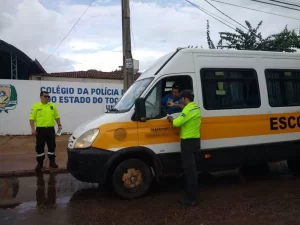 FiscalizaÃÂ§ÃÂ£o de trÃÂ¢nsito autua seis veÃÂ­culos e apreende duas vans escolares irregulares