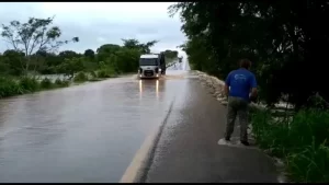 Rio transborda e causa interdiÃÂ§ÃÂ£o em trecho da BR-153 prÃÂ³ximo ÃÂ¡ Presidente Kennedy