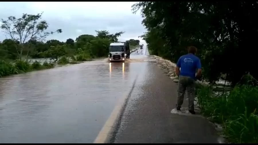 Rio transborda e causa interdiÃÂ§ÃÂ£o em trecho da BR-153 prÃÂ³ximo ÃÂ¡ Presidente Kennedy