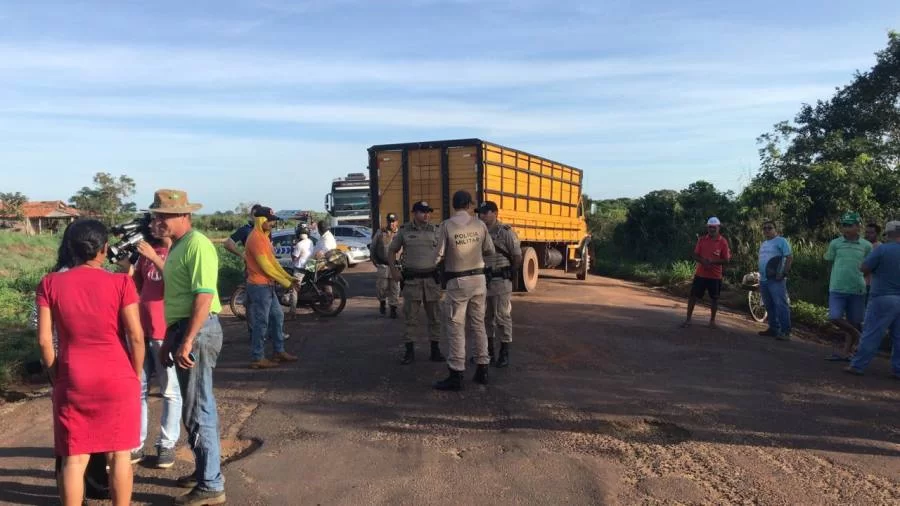 Moradores fazem bloqueio de rodovia TO-335, mas justiÃÂ§a determina fim