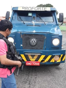 Homens fortemente armados alvejam carro forte e motorista consegue fugir