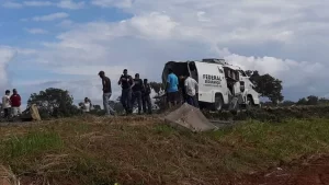 Homens fortemente armados explodem carro forte na BR-153