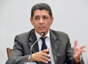 Deputado propÃÂµe inserÃÂ§ÃÂ£o de placas informativas sobre autismo