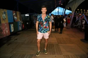 Repórter do ‘Mais Você’, Felipe Suhre prestigia show de Pretinho da Serrinha no Rio