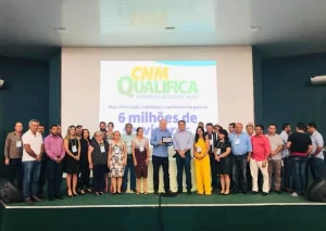 Ex-presidente da CNM, Paulo Ziulkoski, ÃÂ© homenageado pela ATM durante evento tÃÂ©cnico em Palmas