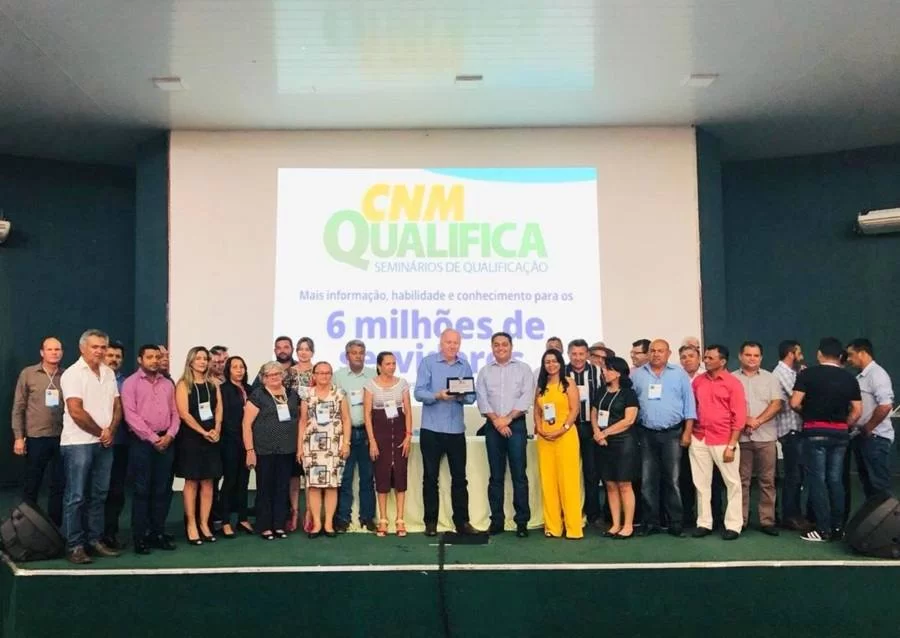 Ex-presidente da CNM, Paulo Ziulkoski, ÃÂ© homenageado pela ATM durante evento tÃÂ©cnico em Palmas