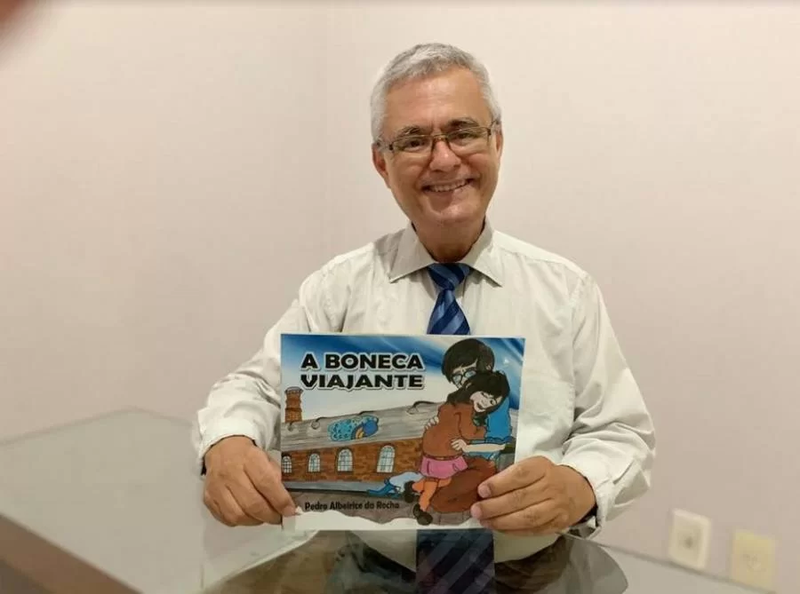 Professor Pedro Albeirice lanÃÂ§a livro infantil em AraguaÃÂ­na nesta sexta-feira, 31