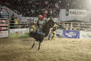 PeÃÂµes da regiÃÂ£o comeÃÂ§am disputa por trÃªs vagas no Rodeio Profissional