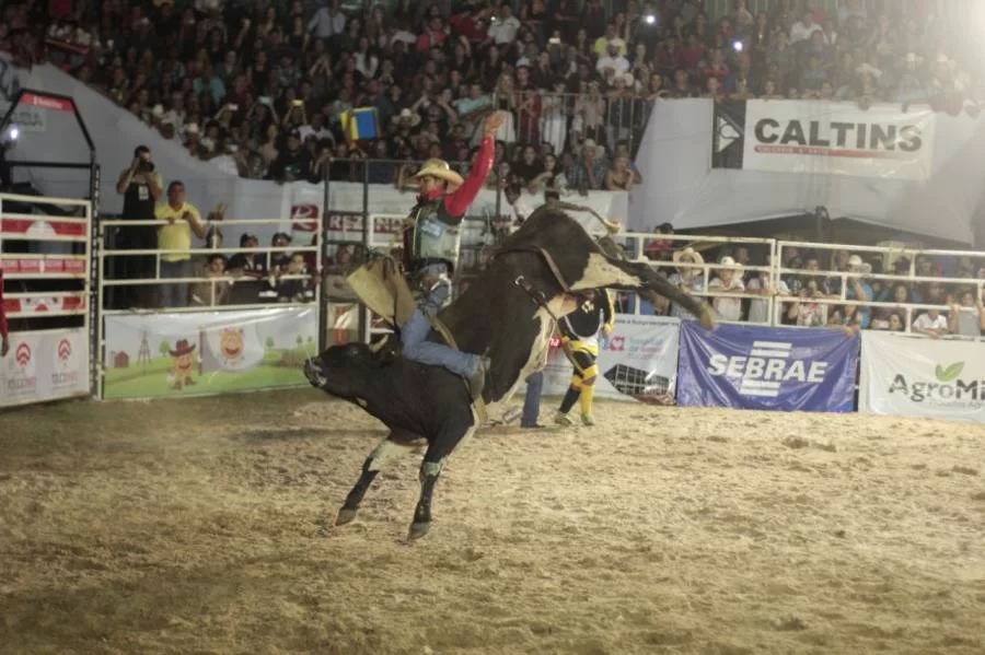 PeÃÂµes da regiÃÂ£o comeÃÂ§am disputa por trÃªs vagas no Rodeio Profissional