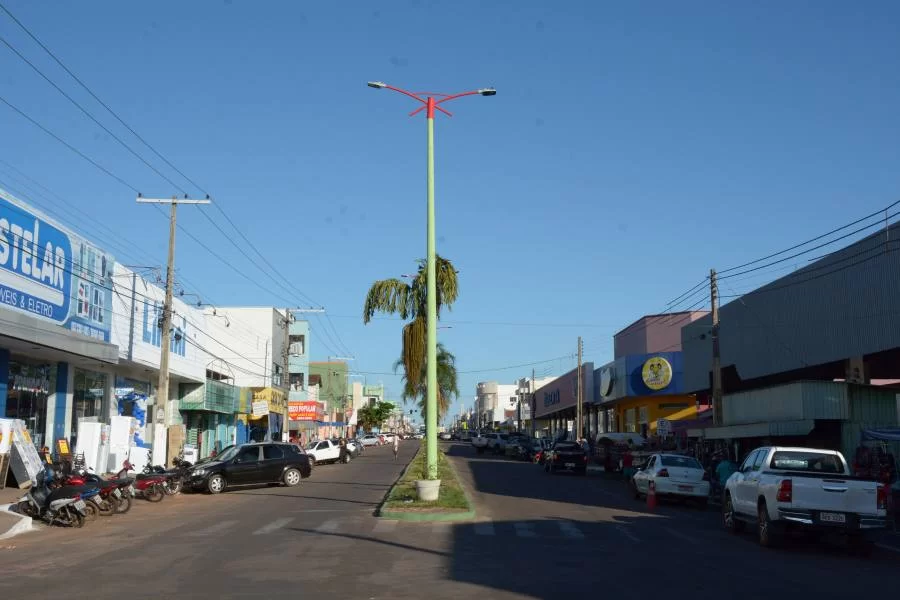 Avenidas de ParaÃÂ­so do Tocantins estÃÂ£o recebendo moderna iluminaÃÂ§ÃÂ£o de Led