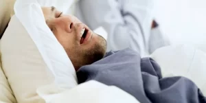 Parando de respirar enquanto dorme? Pode ser apneia do sono!
