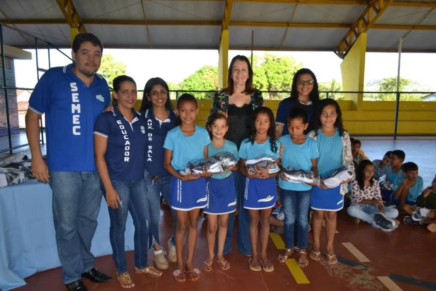 Prefeitura de GuaraÃÂ­ entrega mais de 2 mil tÃªnis a alunos da rede municipal de ensino