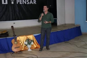 FarmacÃªutico alerta sobre riscos de automedicaÃÂ§ÃÂ£o e propaganda exagerada que estimula consumo de medicamentos