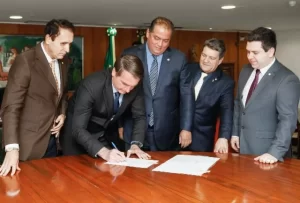 Parlamentares do TO participam de sanÃÂ§ÃÂ£o presidencial de lei que cria UFNT