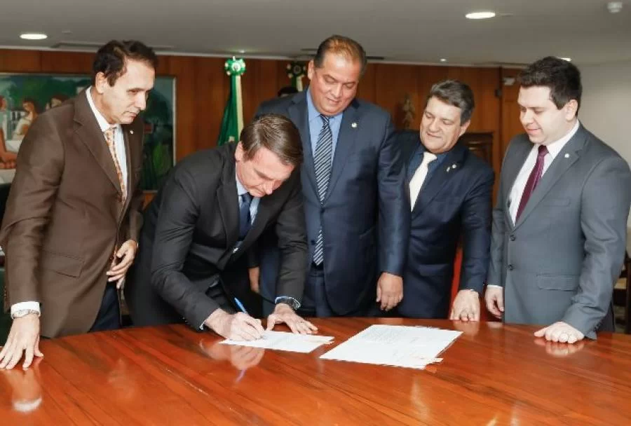 Parlamentares do TO participam de sanÃÂ§ÃÂ£o presidencial de lei que cria UFNT