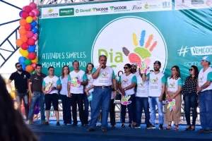 Cooperativas reformam quadra de esportes e horta em escola do Taquari