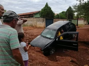 Carro fica danificado apÃÂ³s cair numa cratera em rua de Colinas do Tocantins