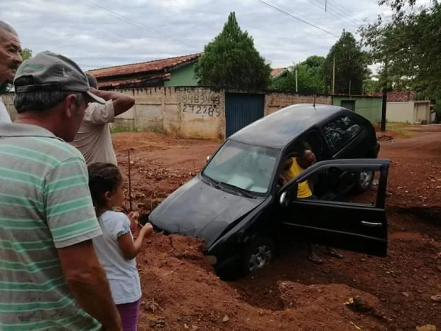 Carro fica danificado apÃÂ³s cair numa cratera em rua de Colinas do Tocantins