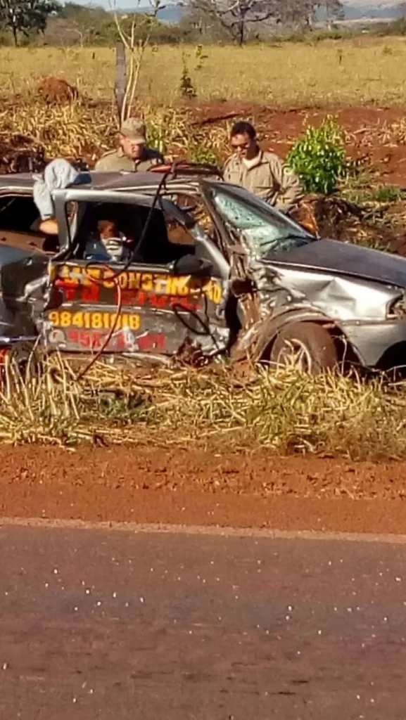 ColisÃÂ£o entre dois veÃÂ­culos deixa feridos e um homem preso em ferragens na Transcolinas