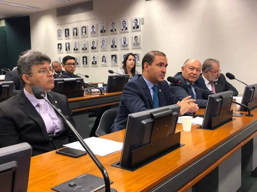 Membro da ComissÃÂ£o Especial da Reforma TributÃÂ¡ria Vicentinho JÃÂºnior garante que discutirÃÂ¡ a tributaÃÂ§ÃÂ£o da energia elÃÂ©trica e dos combustÃÂ­veis