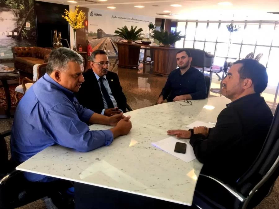 Atento, governador em exercÃÂ­cio, Wanderlei Barbosa, ouve lideranÃÂ§as dos municÃÂ­pios e deputados recÃÂ©m-empossados