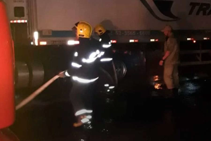 Susto: CaminhÃÂ£o tem princÃÂ­pio de incÃªndio na BR-153 em Colinas