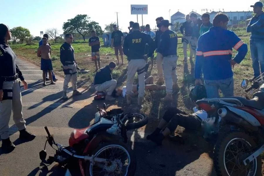 ColisÃÂ£o entre duas motos deixa duas pessoas feridas na BR-153