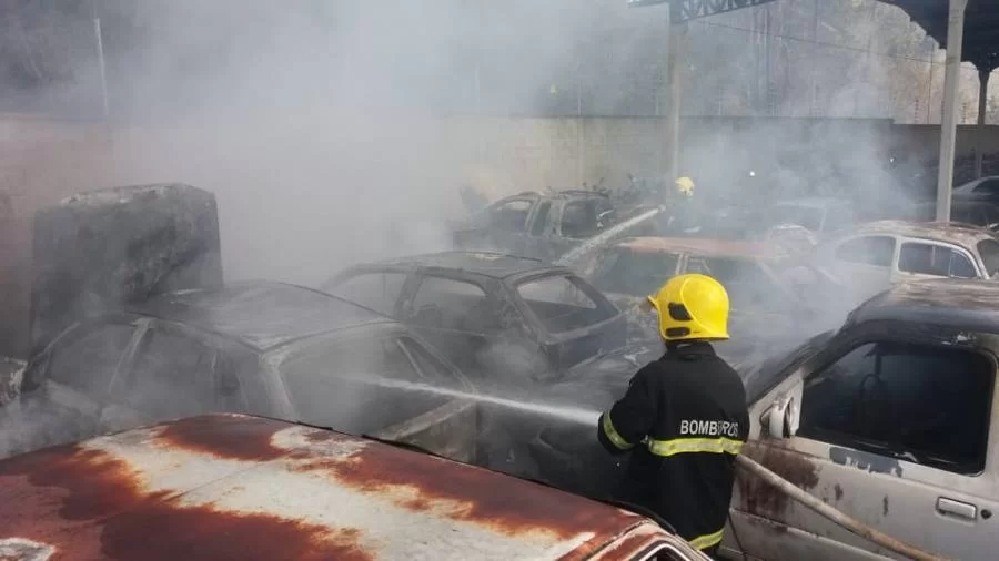 IncÃªndio em vegetaÃÂ§ÃÂ£o se espalha e atinge pÃÂ¡tio de veÃÂ­culos em AraguaÃÂ­na